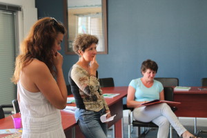 Isabelle, Lydie et Josée en pleine réflexion